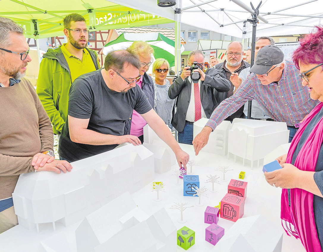 Beim Helle Markt 2018 konnten alle Bürgerinnen und Bürger mittels bunter Würfel ihre Ideen zur Umgestaltung des Stadtplatz einbringen. Foto: www.fotografie-keck.de