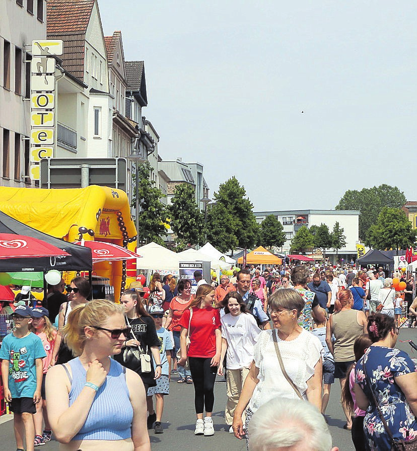 Der verkaufsoffene Sonntag lädt am Festwochenende zum Bummeln ein. FOTOS (2) MALTE WOESMANN/STADT SELM