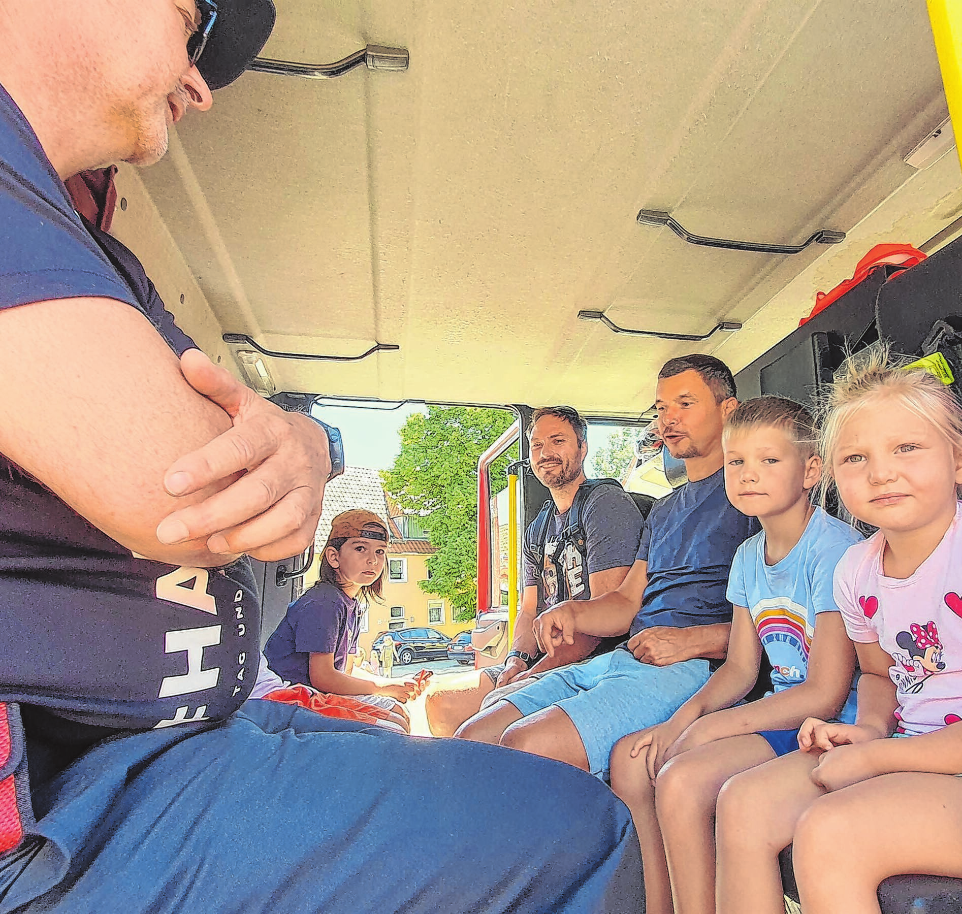 Auch am Sonntag sind die Kinder eingeladen, im Feuerwehrauto mitzufahren. Ein großer Spaß für die Kleinen.