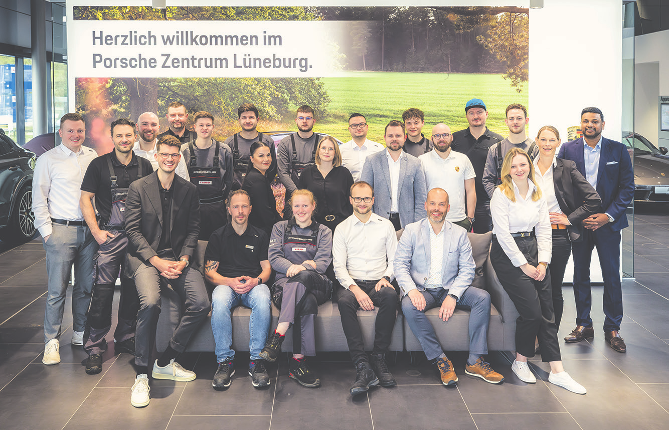 Engagiert, motiviert, jung: das Team vom Porsche Zentrum Lüneburg