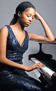 Im „Fokus Klavier“: Jeneba Kanneh-Mason spielt Scarlatti, Chopin, Skrjabin und Prokofjew (So 17.11., 11 Uhr). Foto:John Davis