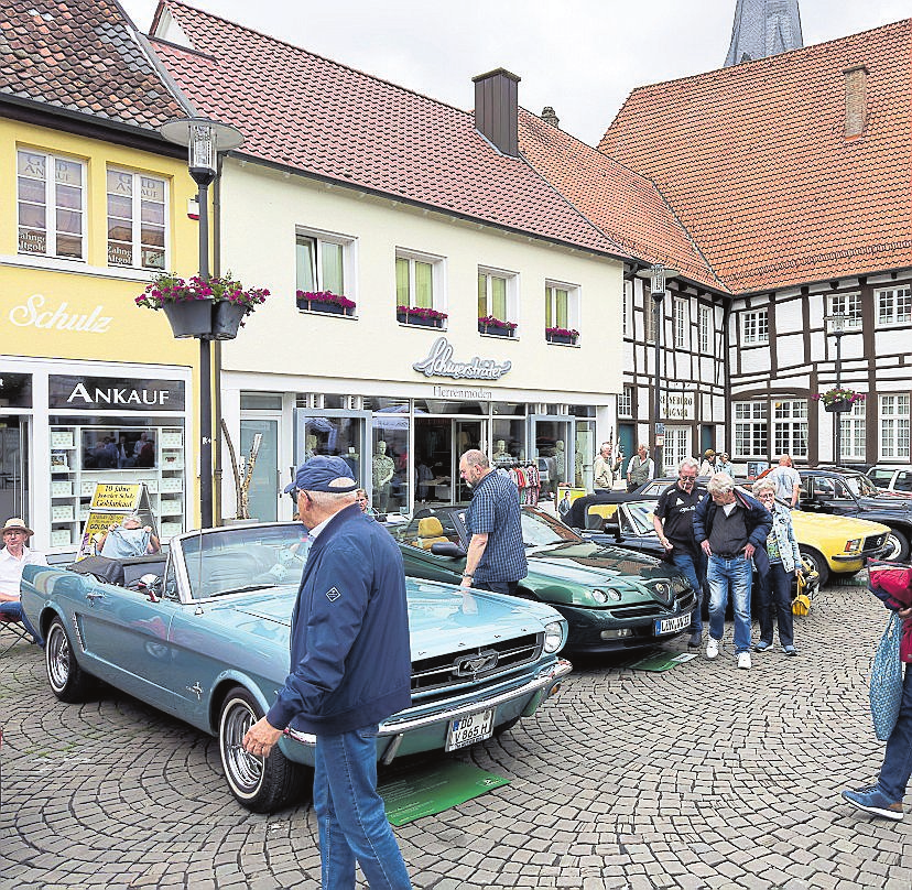 Oldtimer locken viele Besucher in die Städte. FOTO JAN BÜRGER