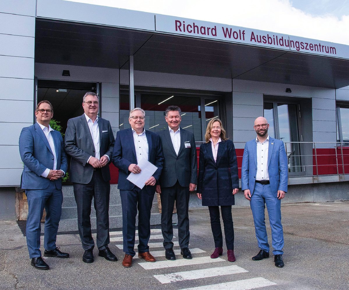 Sie freuen sich über das neue Ausbildungszentrum der Richard Wolf GmbH (von links): Knut Lohrisch (IHK), Jürgen Steinbeck (Richard Wolf), Jürgen Pfab (Richard Wolf), Tilo Schneider (Richard Wolf), Martina Lehmann (Agentur für Arbeit) und Alexander Kozel (Bürgermeister Knittlingen).