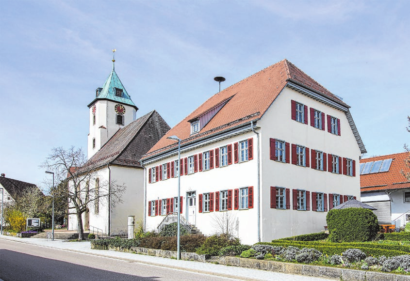 In Gschwend gibt es einige Gebäude mit langer Geschichte: Das ehemalige Schul- und Rathaus aus dem Jahr 1828 wurde etwa in den Neunzigerjahren renoviert und wird nun von der Kirchengemeinde sowie den örtlichen Vereinen genutzt.