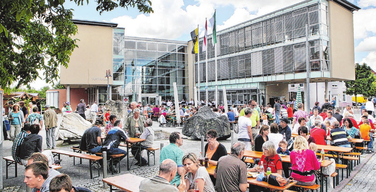 Bei sonnigem Sonntagwetter hatten es sich Gäste vor einigen Jahren beim Stadtfest auf dem Rathausplatz in Ilshofen gut gehen lassen. Foto: Archiv/Ufuk Arslan