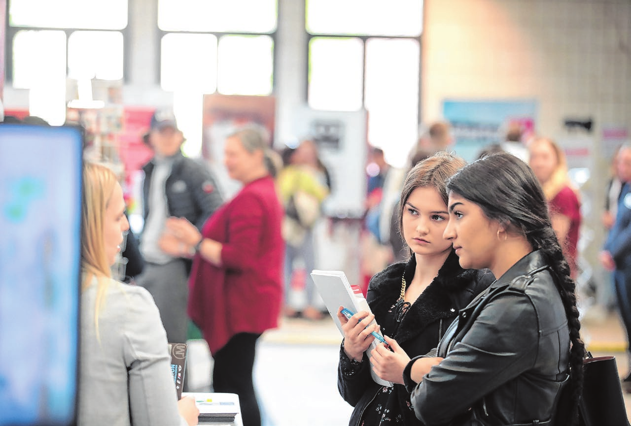 Direkt mit Firmenvertretern ins Gespräch kommen: Diese Chance wird den jungen Menschen bei der „Next Step“-Messe geboten.