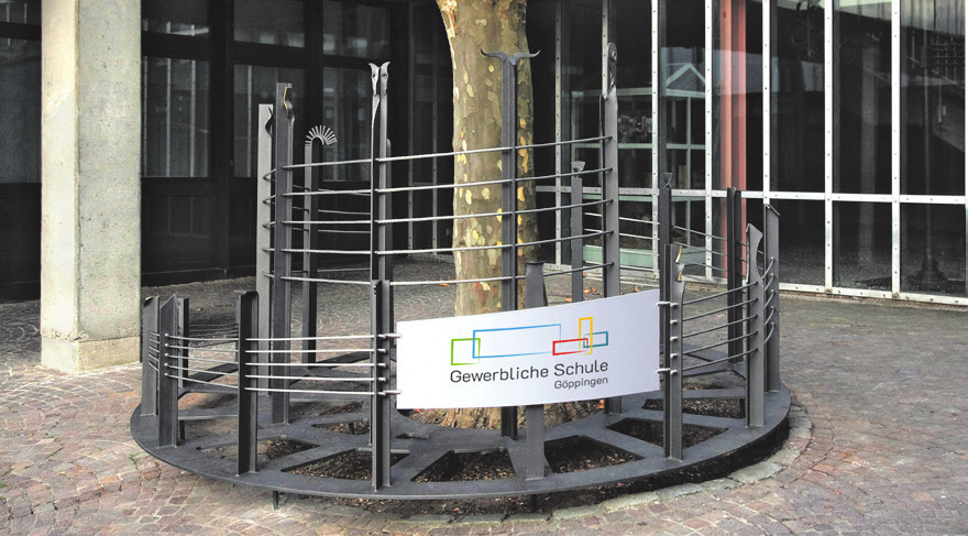 Das Baumschutzgitter entstand im Rahmen eines Wochenprojekts der Fachklasse.