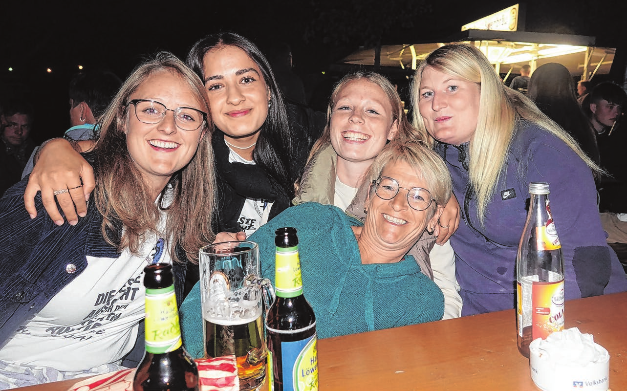 Das Dorffest bietet die Gelegenheit, Party am Barstand zu feiern...