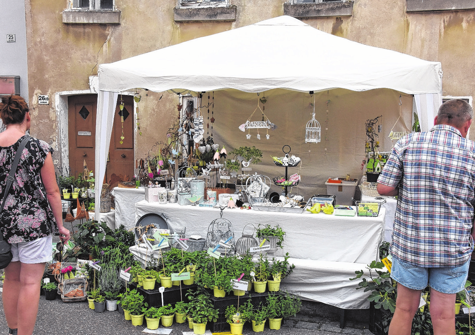 Zahlreiche Händler und Aussteller bilden das Herzstück des Altstadt-Sommermarktes.