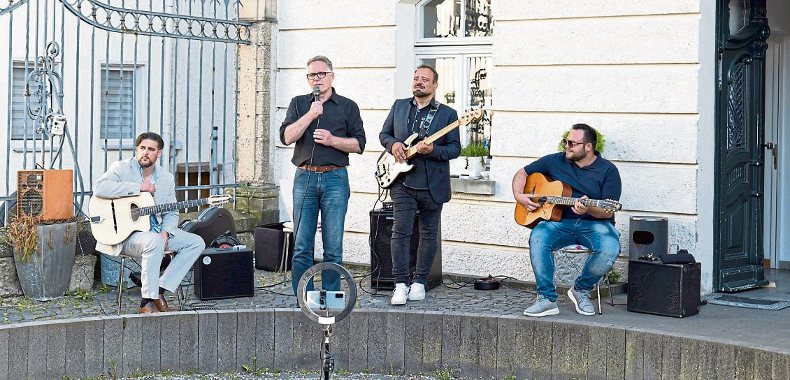 Rolf Ehlers (2. von links) leitet mit viel Herzblut die Landesmusikakademie in Engers. Foto: Rainer Claaẞen