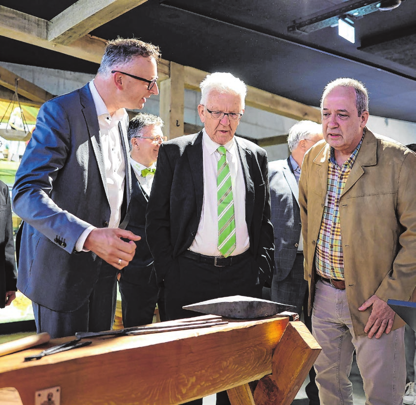 Ministerpräsident Kretschmann ist bekennender Keltenfan und vom Heidengrabenzentrum begeistert. Foto: T. Kiehl