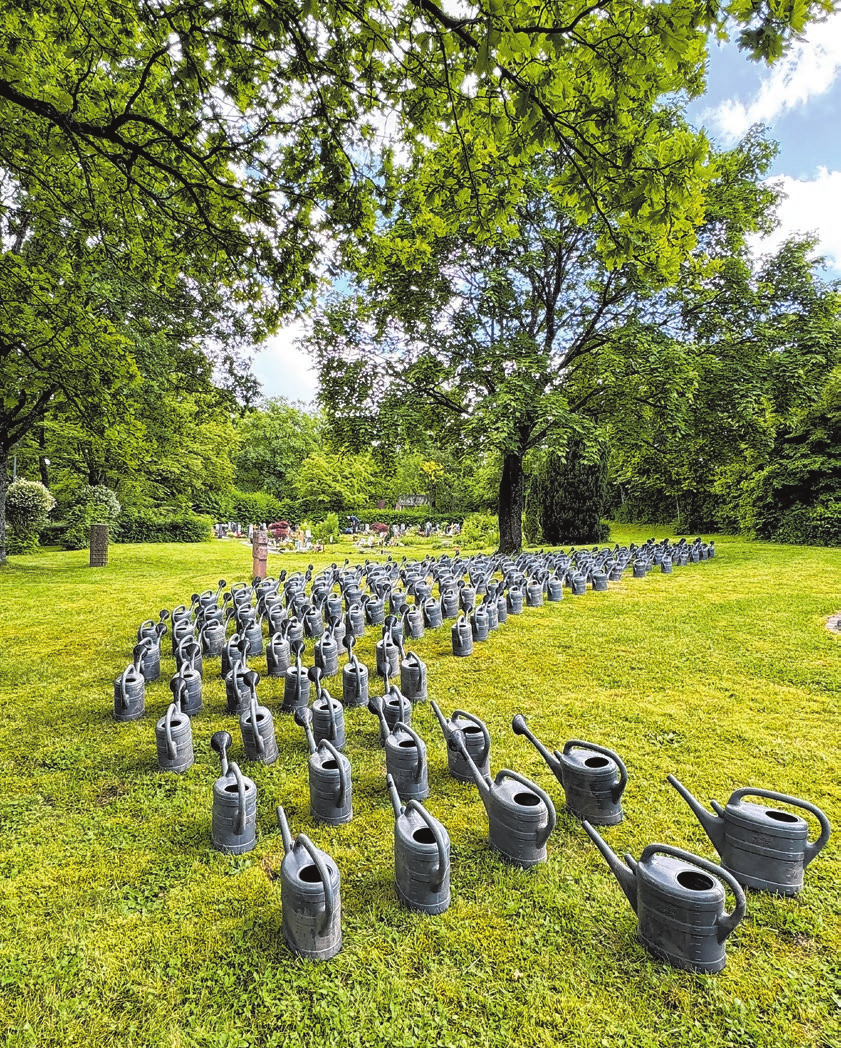 Moderne Friedhofskunst: 200 Gießkannen in asymmetrischen Wellen angeordnet - das Kunstwerk ist nun in Schwäbisch Hall zu sehen. 