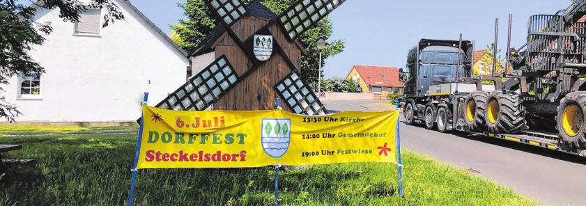 Banner am Steckelsdorfer Ortseingang: Am 6. Juli wird das diesjährige Dorffest gefeiert. Foto: René Wernitz