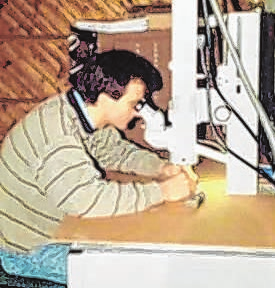 Firmengründer Bernhard Uihlein in den 1990er-Jahren mit Hingabe bei der Arbeit in seiner Garage. Foto: Privat<br/><br/>