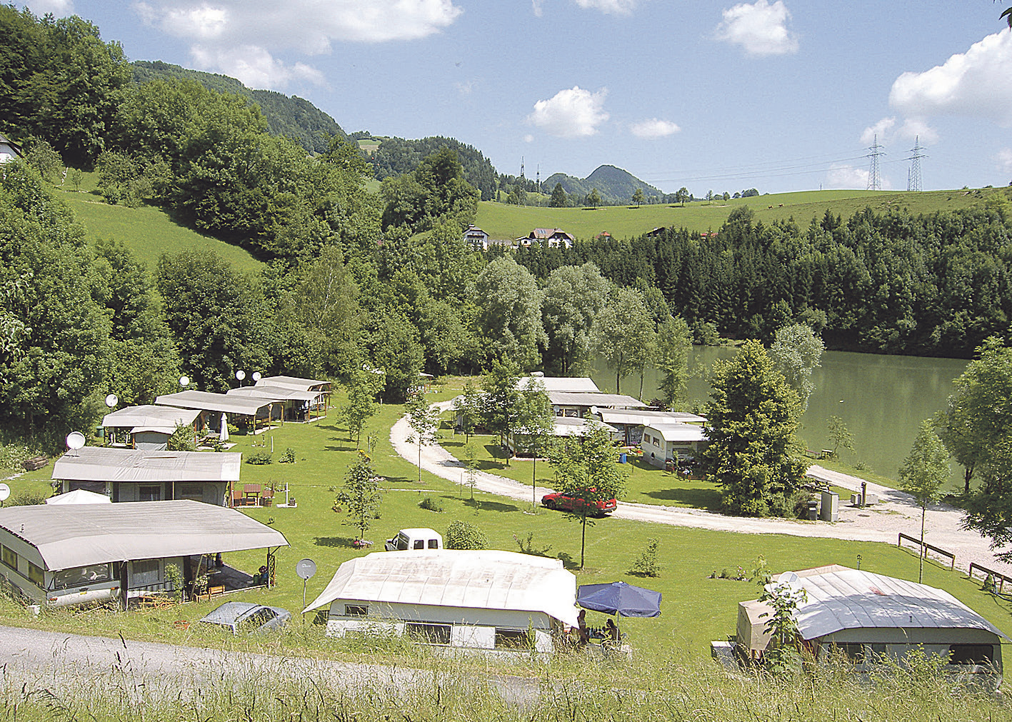 Der Campingplatz Aschatal liegt mitten im Grünen.