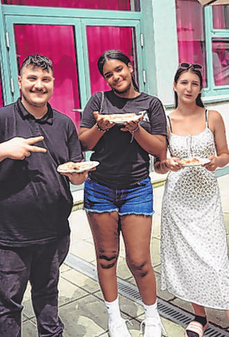 Zum Sommerfest lud der Elterverein alle Schülerinnen und Schüler auf ein Stück Pizza ein. Foto: Filip Kufner