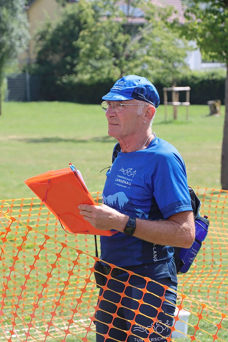 Trainer Hubert Klemm organisiert den Triathlon-Tag. FOTO: MONIKA WEBER