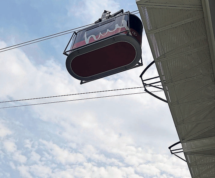 Die Kabinenseilbahn fährt hinauf zur mächtigen Festung und zur legendären Mauer von Huy. FOTO: ROLF MINDERJAHN