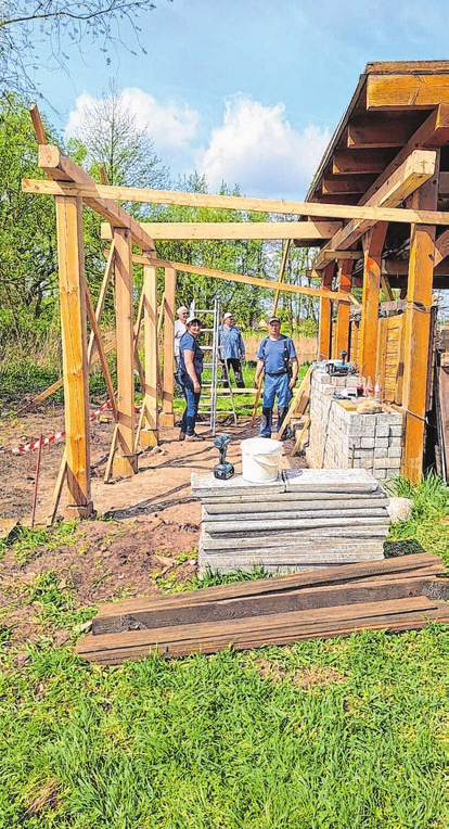 Arbeitseinsatz am Unterstand-Neubau: Zum Vereinsalltag gehört 2024 auch die bauliche Erweiterung des Unterstandes. Zum 2. Arbeitseinsatz Mitte April wurde die Richtkrone gesetzt! Ein Floẞ musste in diesem Jahr nicht neu gebaut werden. Es hat am Platz überwintert.