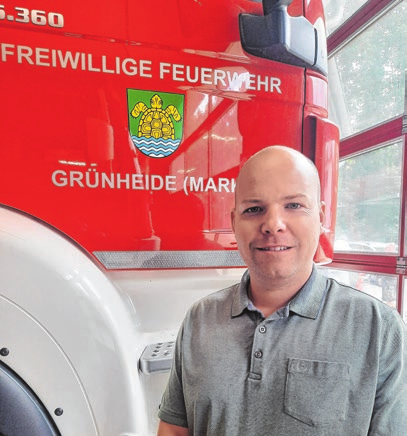 Tim Stokloẞa ist der Ortswehrführer der Freiwilligen Feuerwehr in Grünheide (Mark).