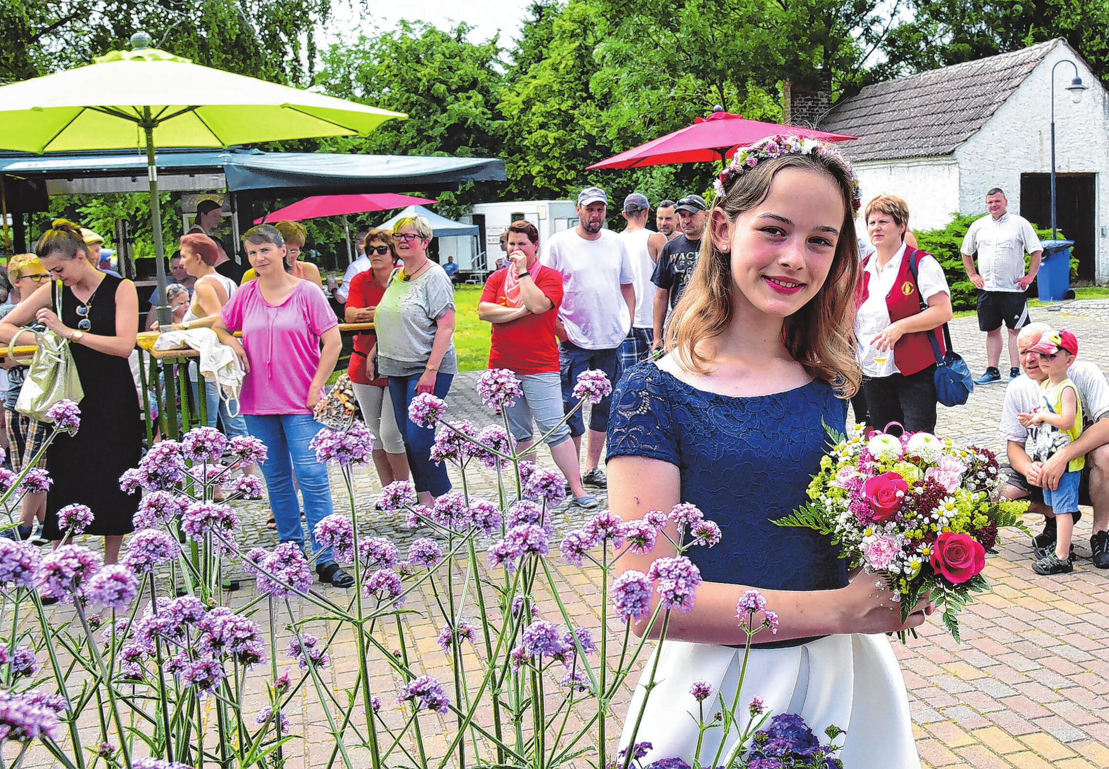 Das war beim 33. Blumenfest: Olivia Pietros, damals Jahrgangsbeste der 6. Klasse, freute sich über die Krönung zur Blumenprinzessin. Auch in diesem Jahr wird wieder eine Prinzessin in Manschnow gekrönt. Foto: Matthias Lubisch/Archiv