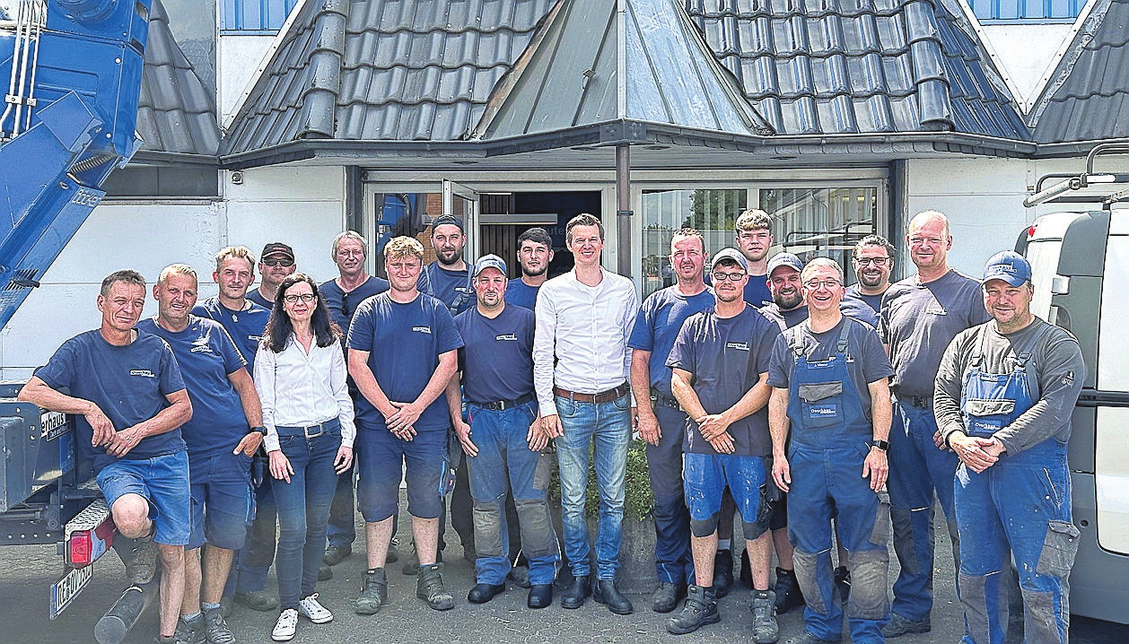 Das Team der „Dach und Wand Overhaus GmbH“ freut sich gemeinsam mit Tim Overhaus über den Geburtstag des Unternehmens. FOTO PRIVAT