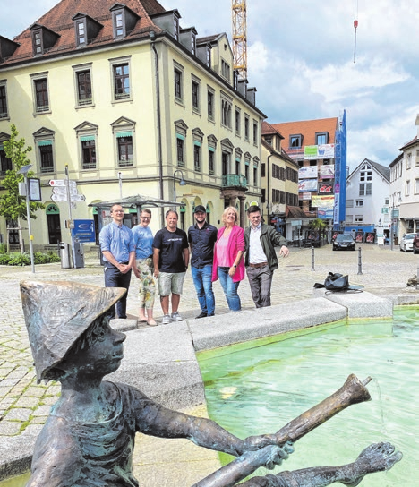 Vorfreude auf die lange Einkaufsnacht in Ehingen beim Veranstalter, dem Vorstand des Ehinger Selbstständigen-Vereins im Bild links: Markus Ries (Juwelier Fischer-Ries), Rabea Christ (Stadtmarketing), Andreas Steiner (Radshop Ehingen), Michael Miller (Gasthaus Schwanen), Susanne Preis-Ackermann (Fashion Waves) und Michael Köhler (Gasthaus Krone Dächingen) ... und Vorfreude auch bei den Besuchern. FOTOS: MARTIN TRÖSTER, ARCHIV