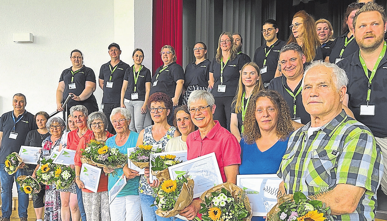 Ein Dankeschön für großartige Arbeit: Beim diesjährigen Zustellertreffen, das ganz im Zeichen des Jubiläums„150 Jahre Fuldaer Zeitung“ stand, wurden langjährige Mitarbeiter besonders geehrt. Foto: Mirko Luis