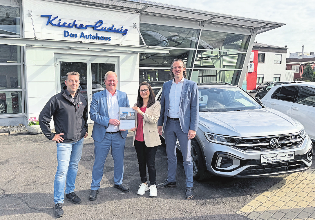 Mario Werner (Serviceleiter), Ralph Kircher (Geschäftsführer, beide Autohaus Kircher Ludwig) nehmen die Auszeichnung von Carina Ahrens (Fachberaterin Qualität VW) und Hauke Feiert (Bezirksmanager Service VW) entgegen.