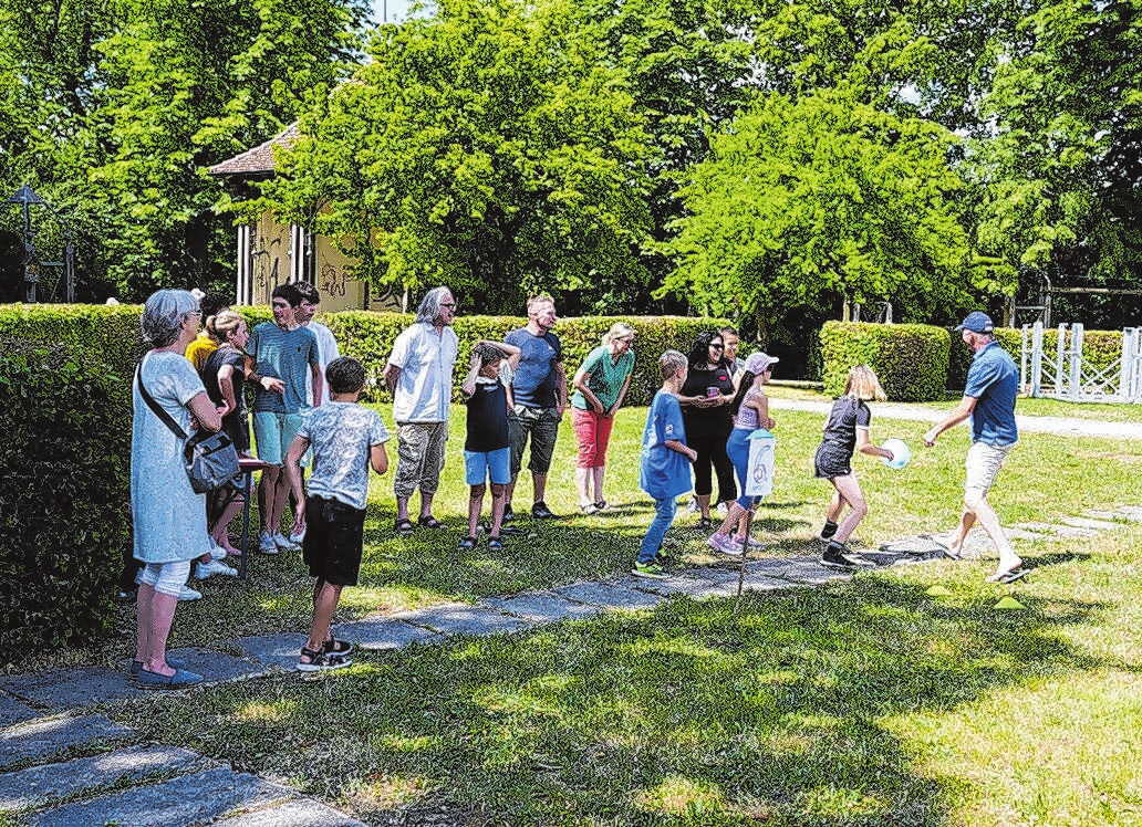 Das Programm beim Kindernachmittag und die beliebten Hofgartenspiele sorgen für Spaß und Unterhaltung bei kleinen und großen Besuchern. Fotos: Stadtverwaltung Kirchberg
