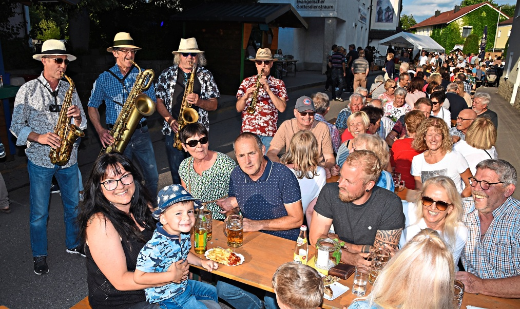 Alljährlich proppenvolle Gästeränge: Für gute Laune sorgt auch heuer wieder am Samstag, 13. Juli, das Innviertler Sax Frontal-Quartett.