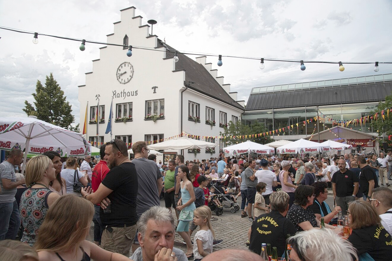 Gefeiert wird rund um das Bugginger Rathaus. FOTO: MÜNCH