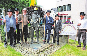 Karl-Heinz Matheis (v.l.), Erich Kogel, Dr. Burkhard Wilden, Der „Kraremann“ mit Krone und Johanneskränzchen, Erwin Finken, Klemens Braun und Hermann Haas am Kraremann. FOTO: ROLF HOCH