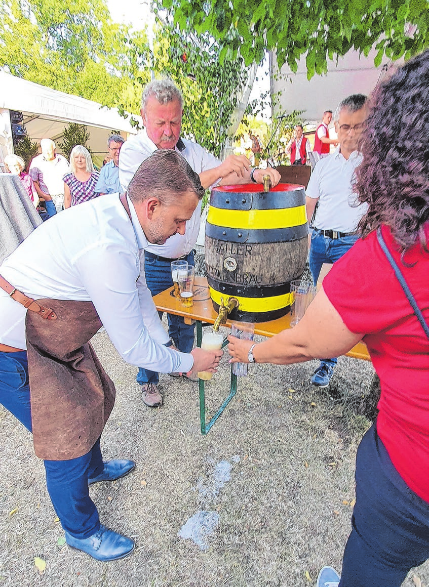 Der traditionelle Fassanstich durch Bürgermeister Stephan Türke eröffnet erneut einen geselligen Samstagabend.