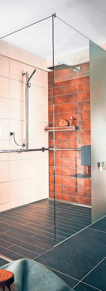 Badezimmer ohne Schwellen und Hindernisse wirken optisch eleganter und großzügiger. FOTO: EPR/SCHLÜTER-SYSTEMS