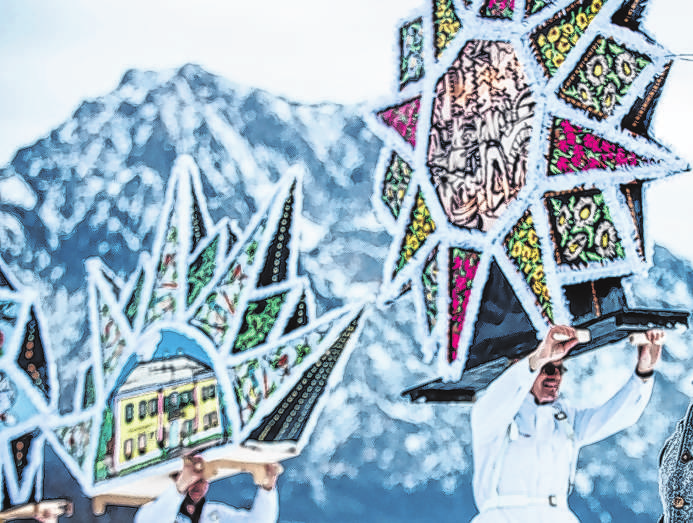 Die Lichterkappen der Glöckler wiegen etwa 20 Kilo. Foto: Salzkammergut/Katrin Kerschbaumer