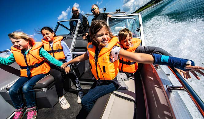 Aufregend wird es bei einer rasanten Fahrt über den Forggensee in den Booten der Wasserschutzpolizei Füssen. Foto: Benedikt Siegert