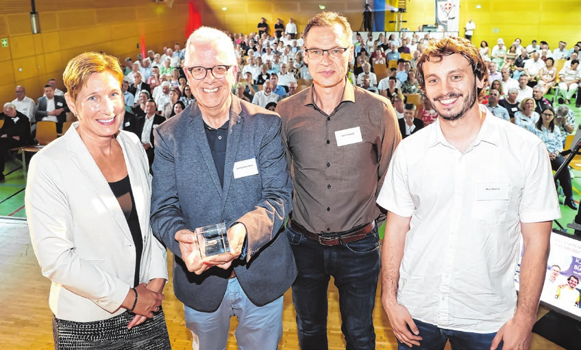 Das Hohenloher Tagblatt hat in diesem Jahr das Kirchberger Bündnis mit dem Medienpreis ausgezeichnet, eine Bürgerinitiative aus der Mitte der Gesellschaft, die ein Zeichen setzt gegen die Aktivitäten des „Bunds für Gotterkenntnis (Ludendorff)“ und gleichgesinnter Organisationen.