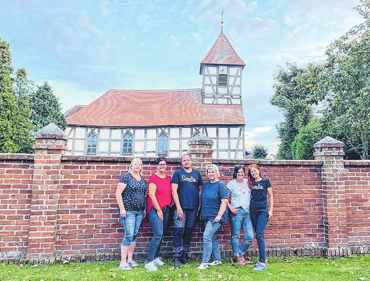 <span id="igehh">Rund 35 Mitglieder zählt der Semliner Heimatverein. Hier sein Vorstand (v.li.): Anne Niewerth, 2. Stellvertreterin, Silke Flack, Andreas Schwarz, Vorsitzender, Daniela Haupt sowie Mareen Schwery-Pilz, 1. Stellvertreterin, und Manuela Hoppe. Zuletzt hatte der Verein die„Dorfrocker“ aus dem unterfränkischen Kirchhain nach Semlin geholt. Das Freiluft-Konzert, das die Musiker am 23. Juni 2024 gaben, wurde von etwa 600 Leuten besucht. Bildquelle: Heimatverein</span>