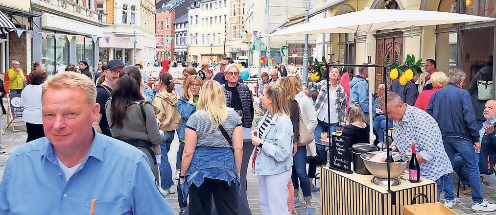 Der Steinweg blüht wieder auf - hier beim Afterwork Markt. FOTO: DIRK MÜLLER