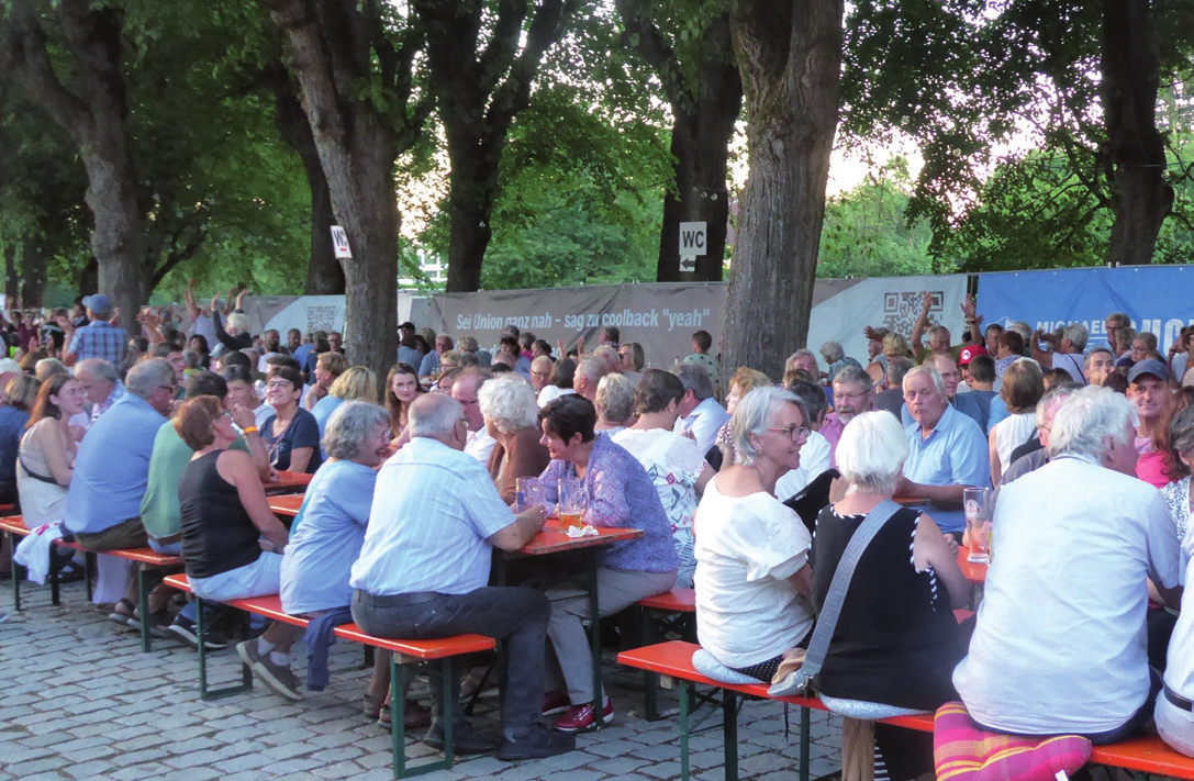 Der Biergarten lädt die Gäste aus nah und fern zum Verweilen und lockeren Gesprächen ein.