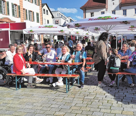 Geselliges Feiern beim Sommerfest der Volksbankhöfe.