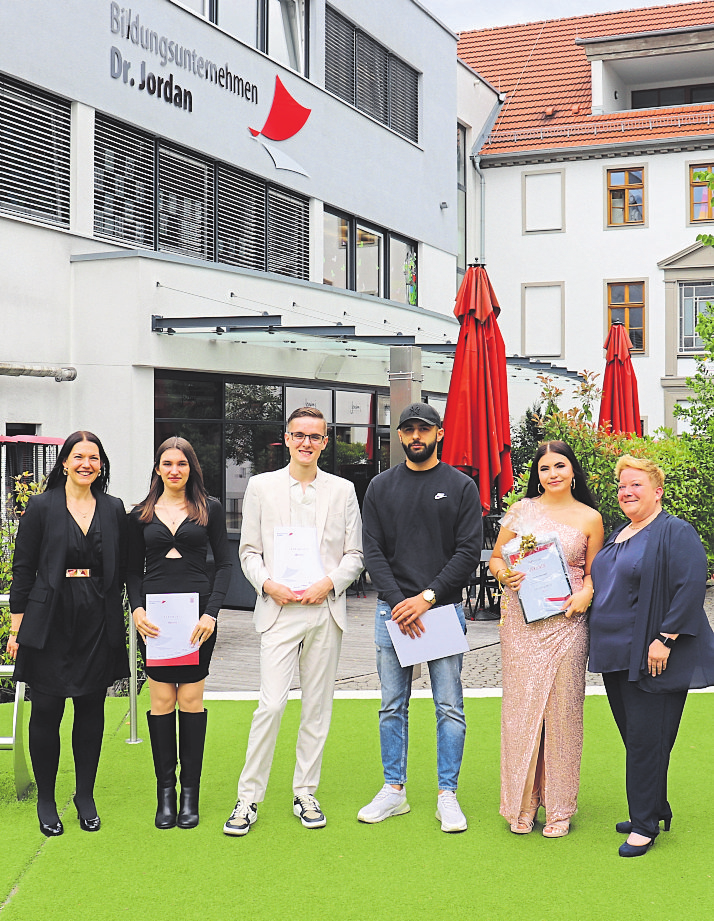 Klasse BFS, von links nach rechts: Tina Schwind (Klassenmentorin), Leonie Böhme, Philipp-Lukas Weyh, Tarik Baran, Joanna Auth, Sandra Hartung (Schulleitung)