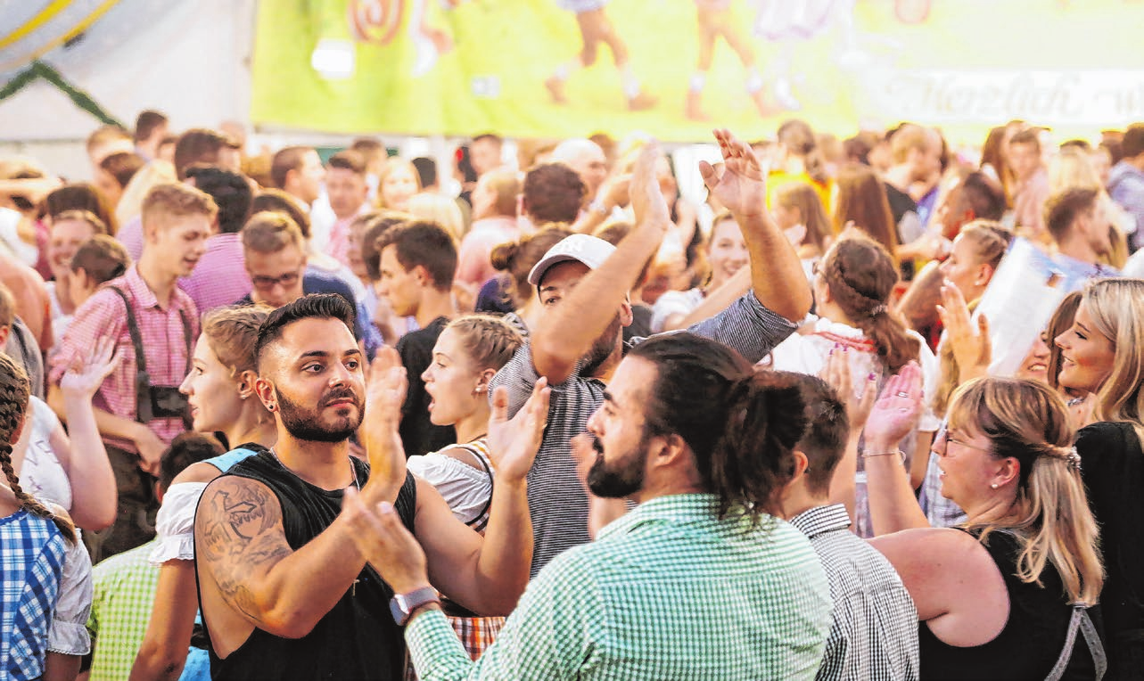 Mitklatschen, singen, tanzen: Die Musik steht im großen Festzelt auf den Kocherwiesen an allen Abenden im Mittelpunkt. Foto: Thumilan Selvakumaran