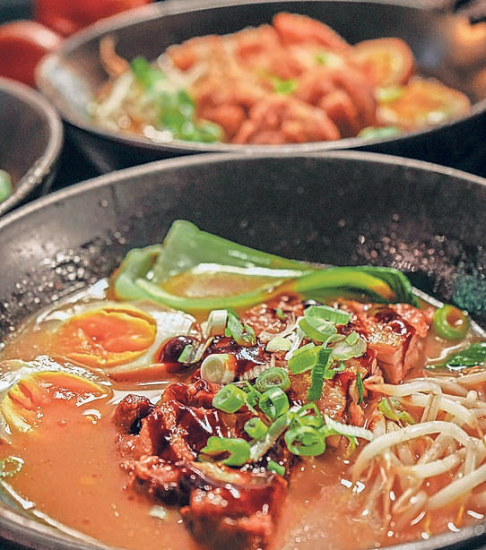 Das Ramen ist eine wahre Hommage an die japanische Esskultur. Von der reichhaltigen, langsam gekochten Brühe bis hin zu den perfekt zubereiteten Nudeln – jeder Löffel ist eine Reise nach Japan.