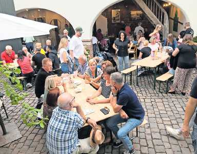 Bei kühlen Getränken, schmackhaftem Essen und musikalischer Unterhaltung kommt beste Stimmung auf. FOTO: WEINFESTGEMEINSCHAFT MÜHLHOFEN/GRATIS