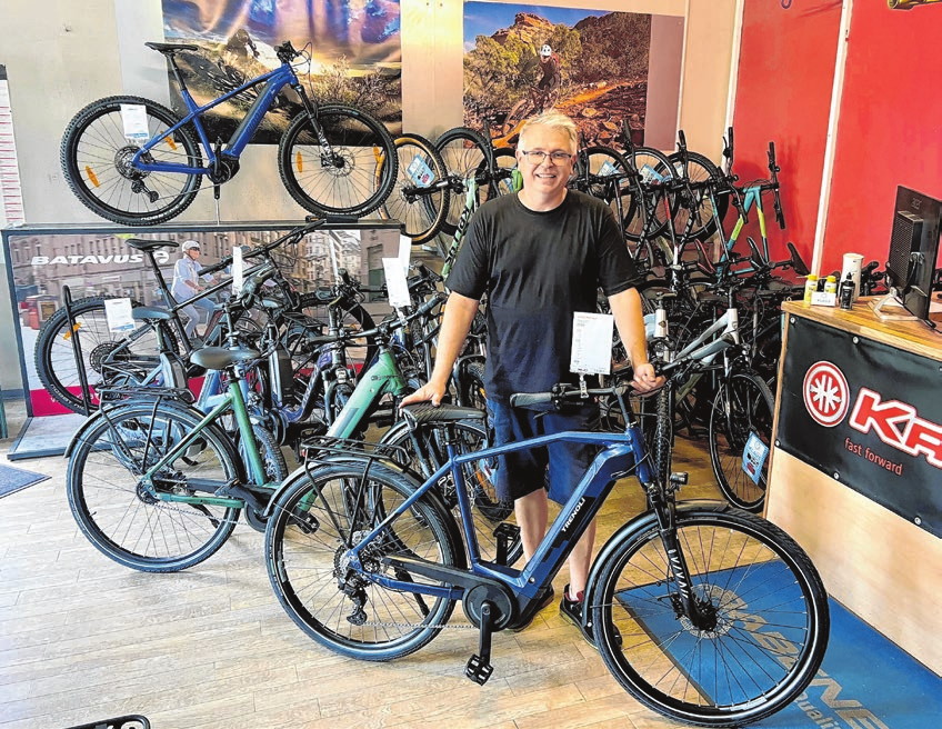 Neben dem Verkauf bietet Fahrrad Klaus in Fürstenwalde auch einen typenoffenen Werkstattservice an. Andreas Kiese präsentiert ein breites Warensortiment. Zum Beispiel E-Bikes in jeder Preisklasse. Foto: Alexander Winkler