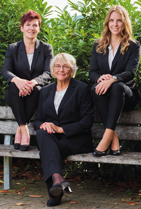 Familie Maichle zeigt, dass Frauen-Power auch in der Bestattungsbranche stark vertreten ist: Emily Maichle, die jüngste Bestattermeisterin Deutschlands (oben; u. rechts), zusammen mit ihrer Mutter Manuela Maichle (u. links) und ihrer Großmutter Gerda Maichle (u. mittig). Fotos: Frank Hochschorner