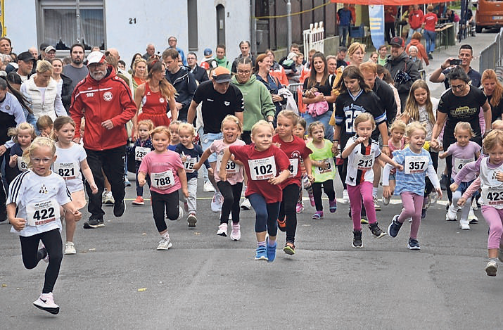 Die Bambinis eröffnen traditionell die „10 Kilometer von Dürwiß“. FOTO: IRMGARD RÖHSELER