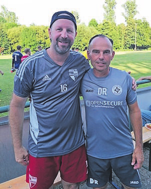 Dirk Lehmann (I.) und Dirk Ruhrig kennen sich bestens: Sie waren im Viertelfinale des Sommer-Cups mit ihren Mannschaften Konkurrenten. FOTO: HELMUT SCHIFFER